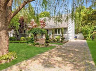 7 Henry St, Great Neck, NY 11023