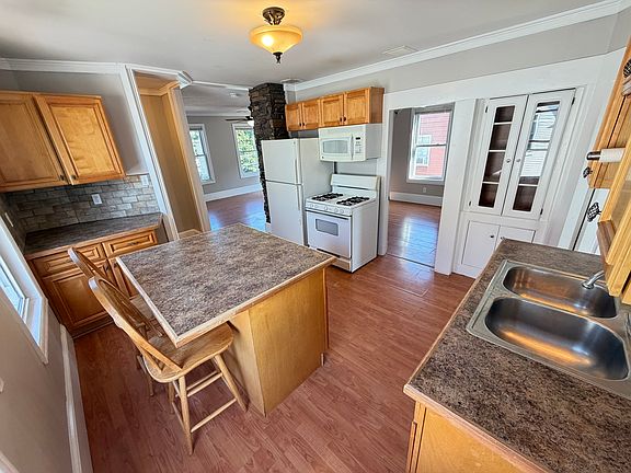 3rd image of 10 Taylor Ave #10