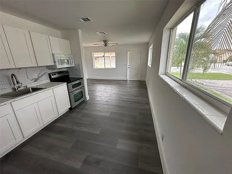 117 SE 2nd Ave #1 — Photo 9