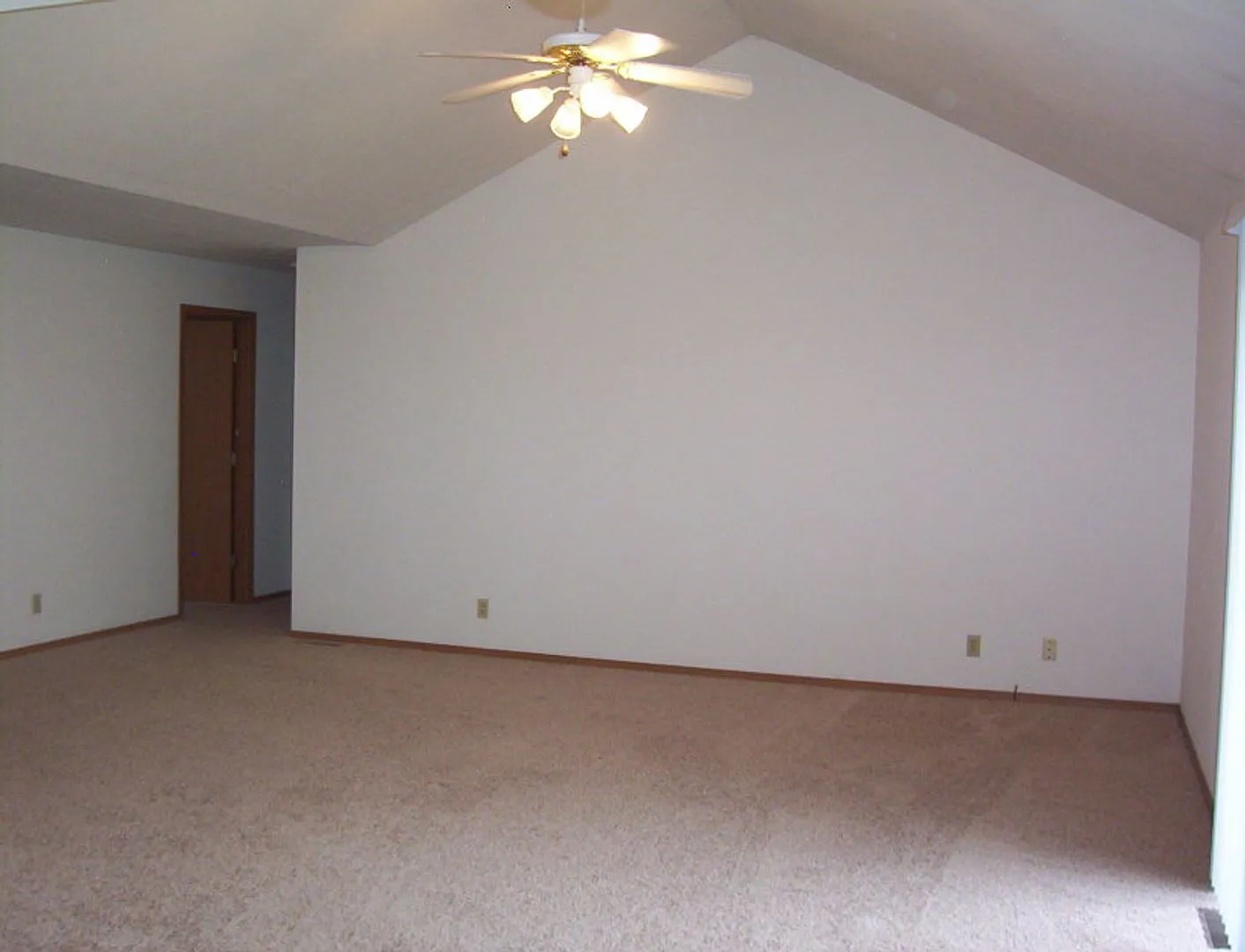 Adorable three bedroom house in quiet neighborhood! — Photo 3