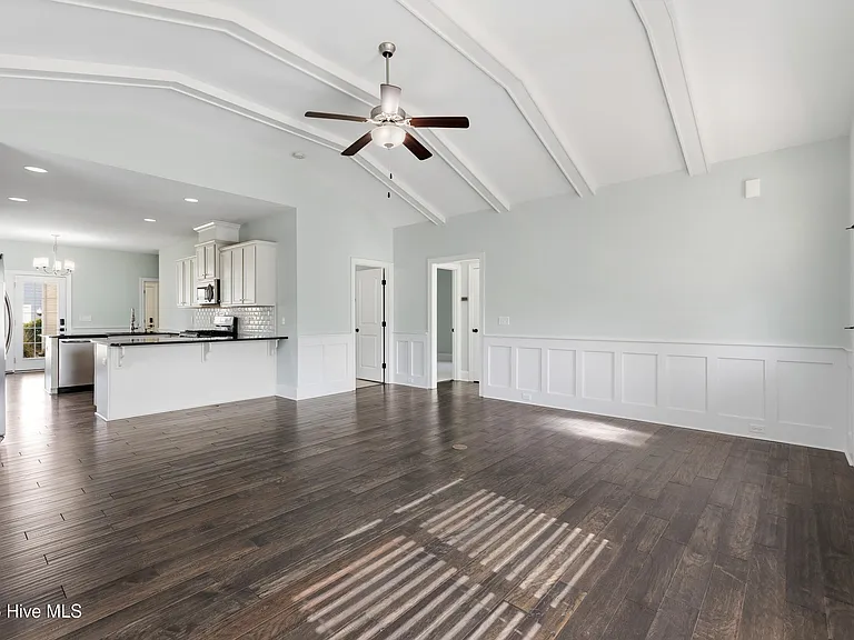 359 Hanover Lakes Dr — Photo 6