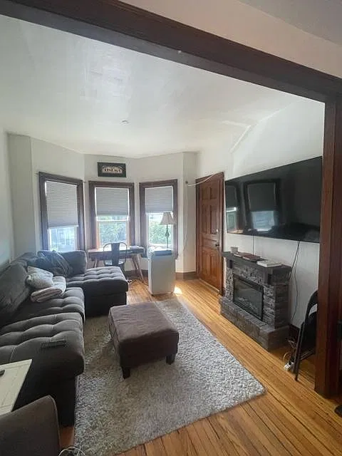 2 bed, 1100 sqft, $1,500 — Photo 2