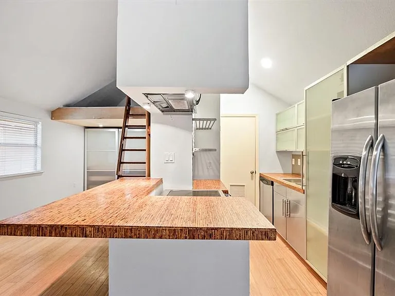 1110 W 22nd St #8 — Photo 3
