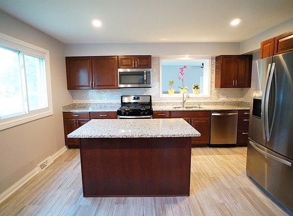 4th image of 8927 Oconto Ave