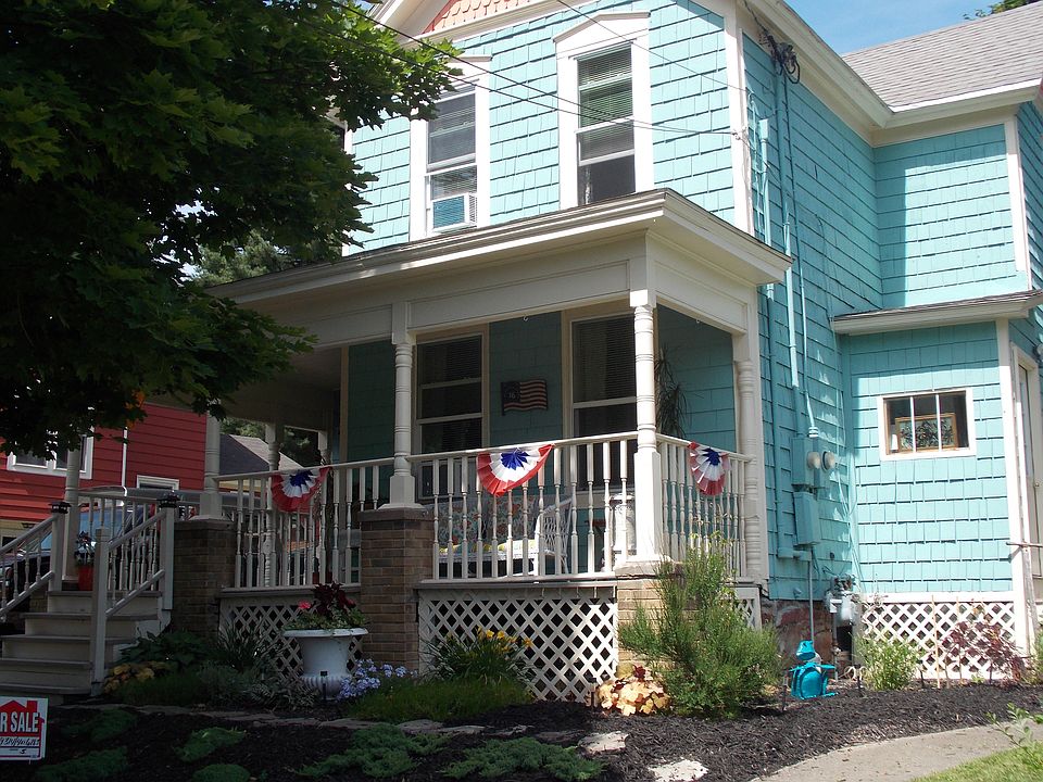 1st image of 209 E 7th St