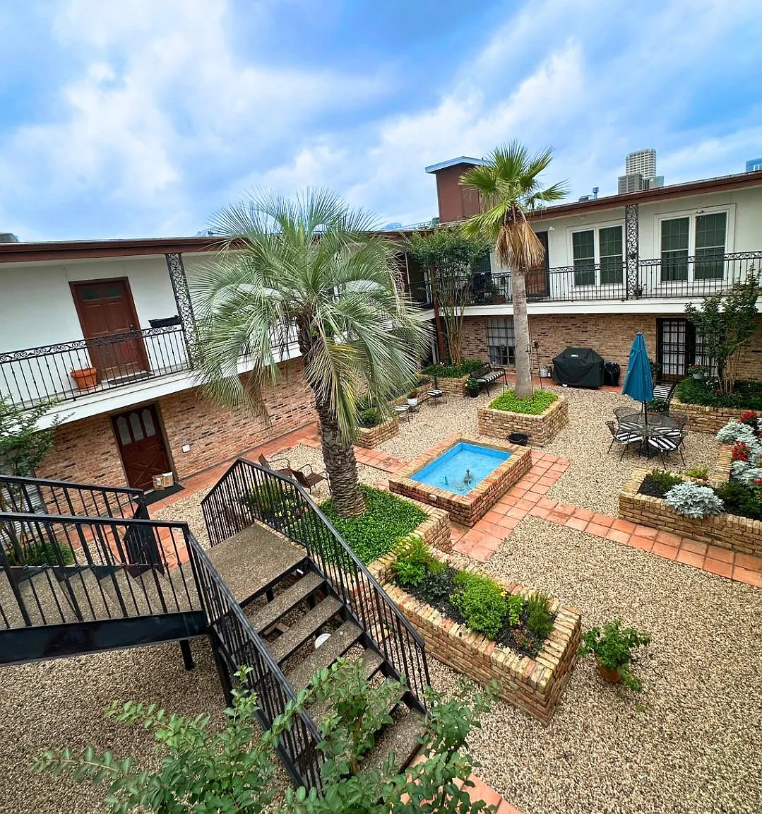 2 bed, 911 sqft, $2,200 — Photo 2