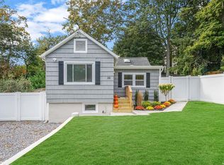 38 Tarpon Rd, Rocky Point, NY 11778