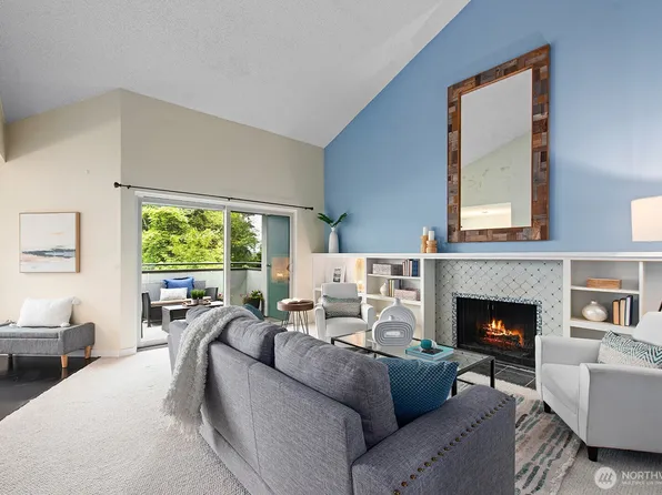 13743 15th Avenue NE #D6, Seattle, WA 98125