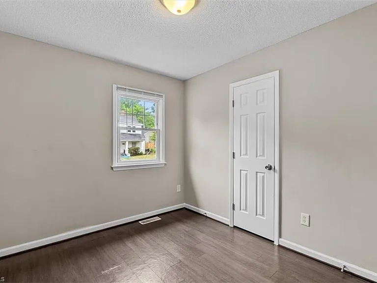 1307 Pearson St — Photo 12