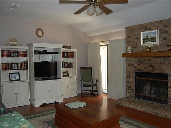 2nd image of 1335 Victoria Dr