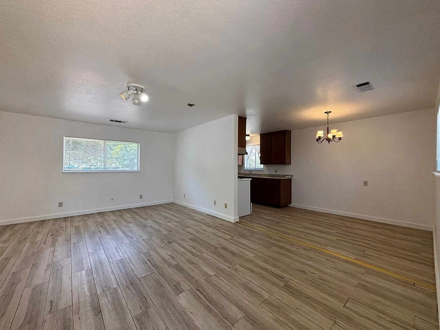 Charming 2BR/1BA in Vacaville Move-In Ready — Photo 3
