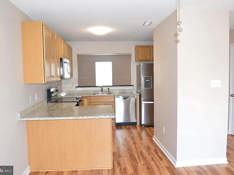 327 S Adams St — Photo 4