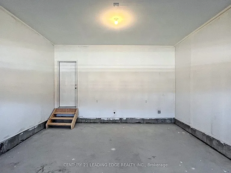 94 Holtby Ct — Photo 41