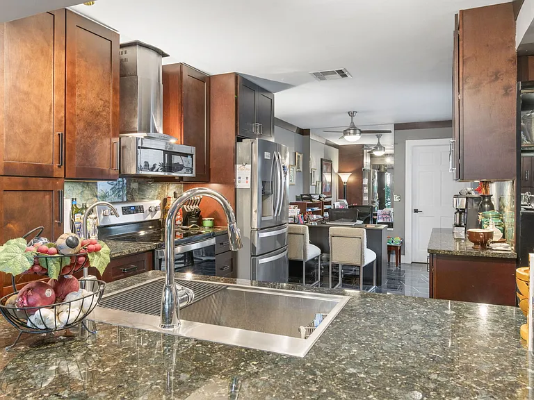 7913 Bayside View Dr — Photo 3