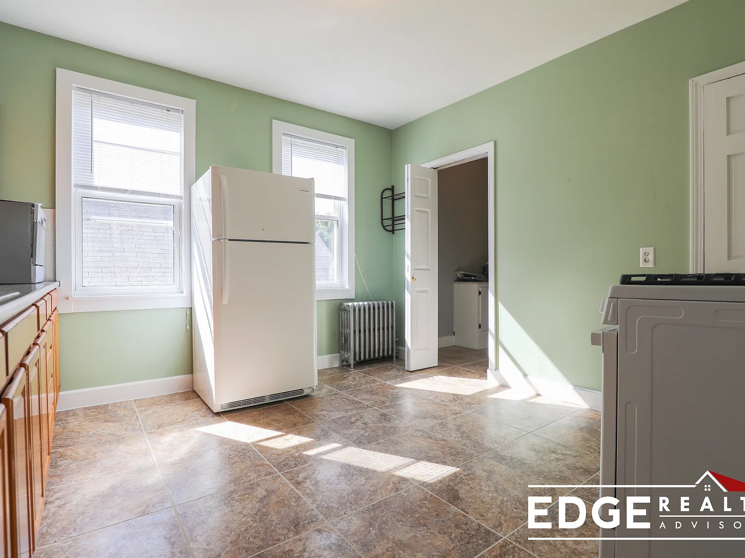4 bed, 1.0 bath, $3,200 — Photo 2