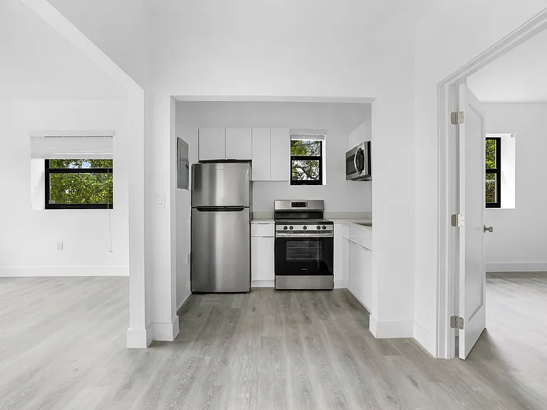 1536 Beekman — Photo 35