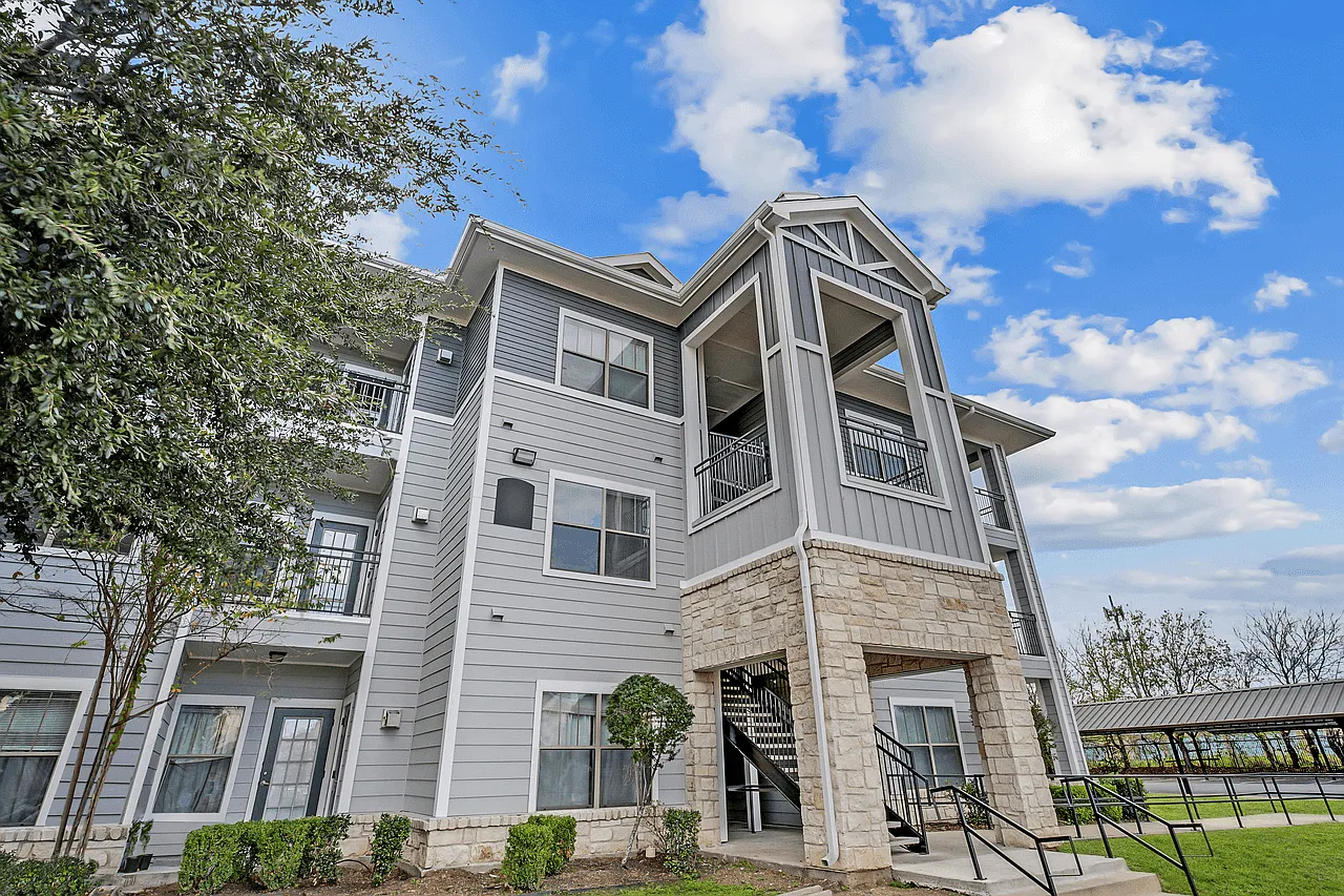 Frontier East Apartments — Photo 3
