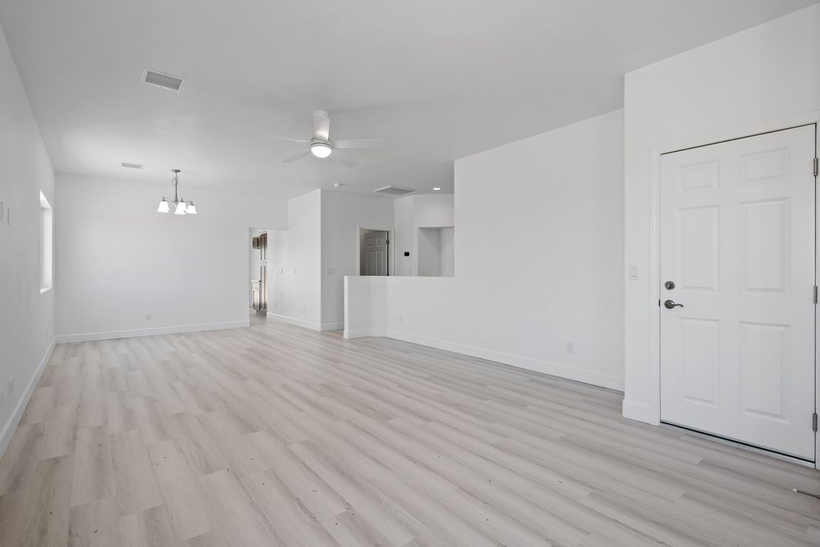 2705 Shauna Dr-12
