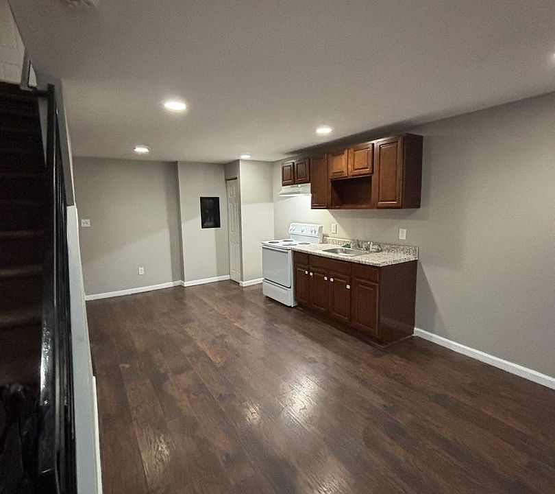 1st image of 24 E Silver St Floor 2