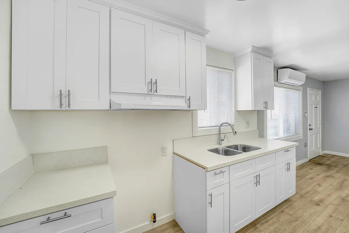 Building Photo - 820 S Osage Ave #E
