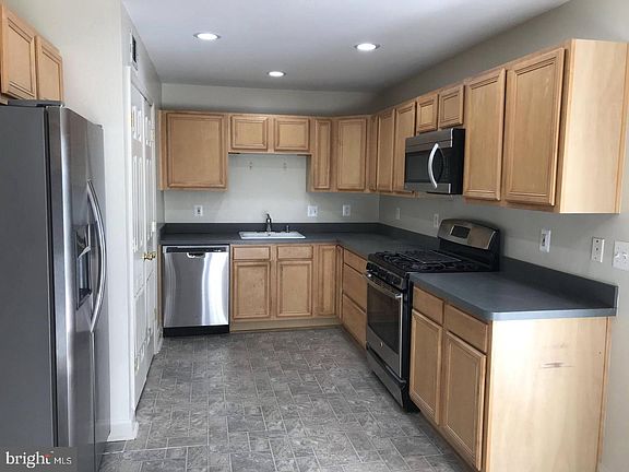 4th image of 1820 Pimmit Dr