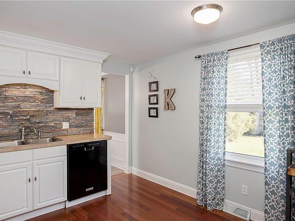 5th image of 218 Bentham Pkwy E