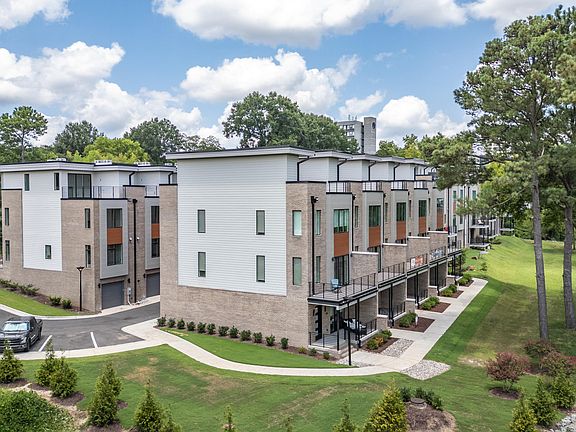 2nd image of 1014 Manor Way