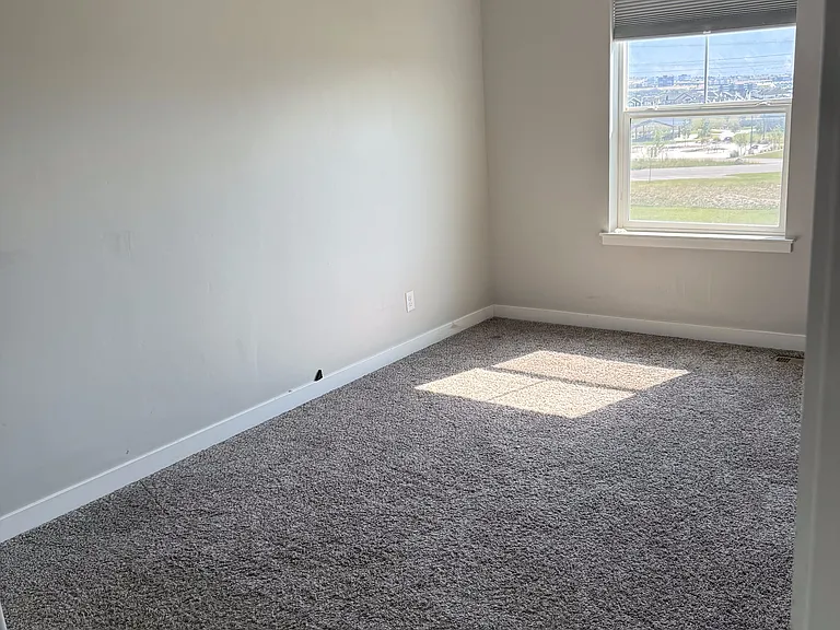 2543 N Drexler Dr — Photo 14
