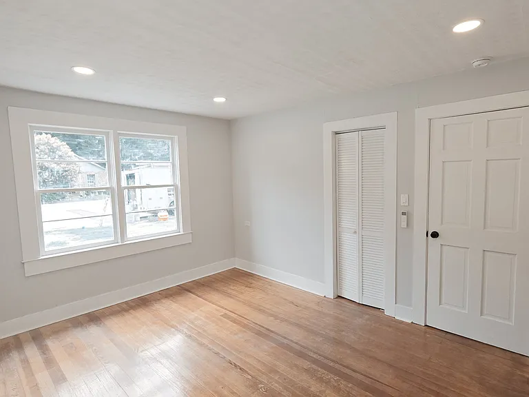 338 S Locust Ave — Photo 12