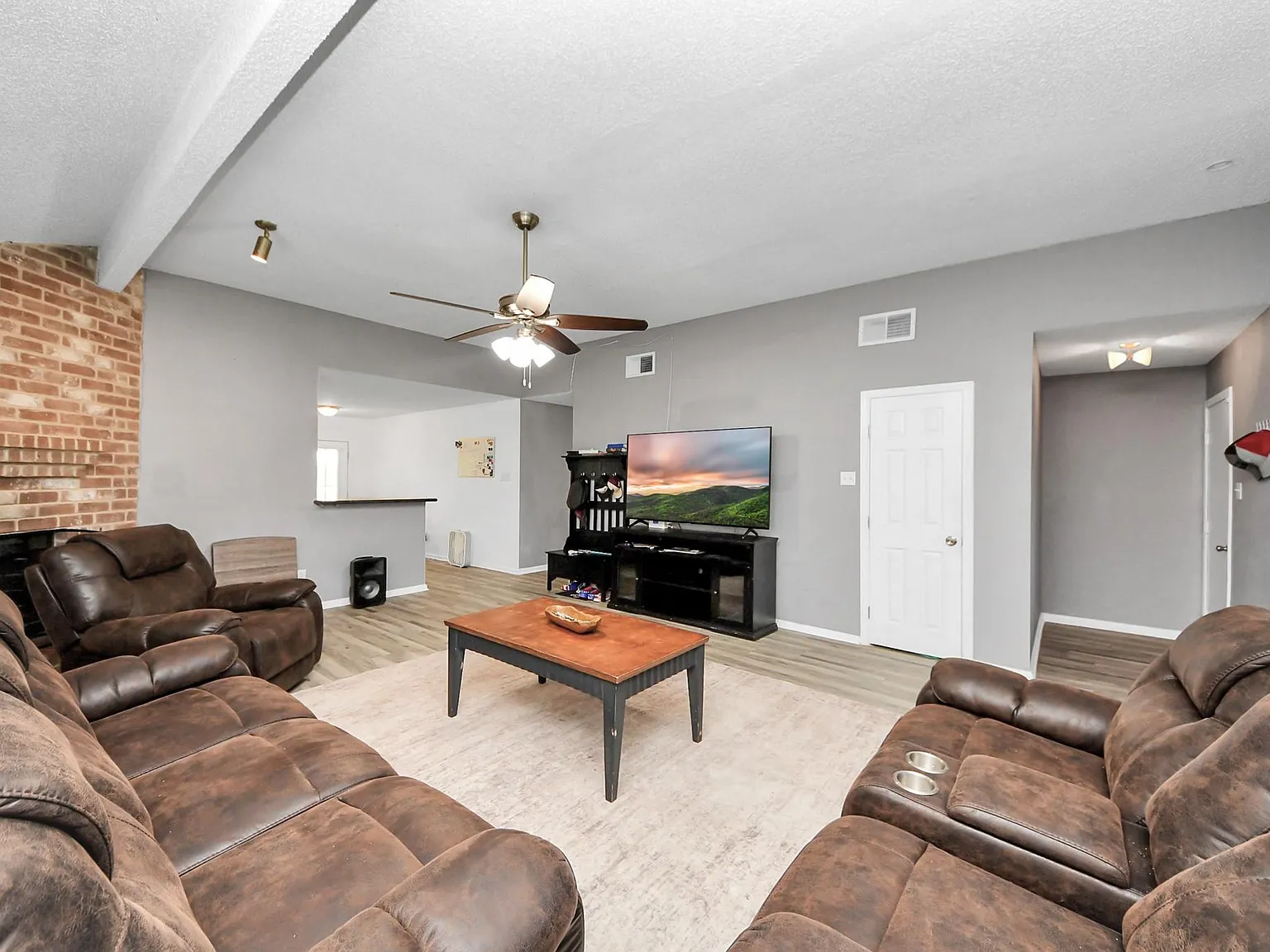 3 bed, 2.0 bath, 1400 sqft, $2,000 — Photo 4