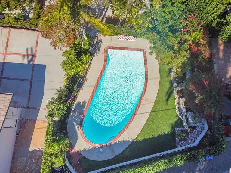 24316 Burbank Blvd — Photo 25