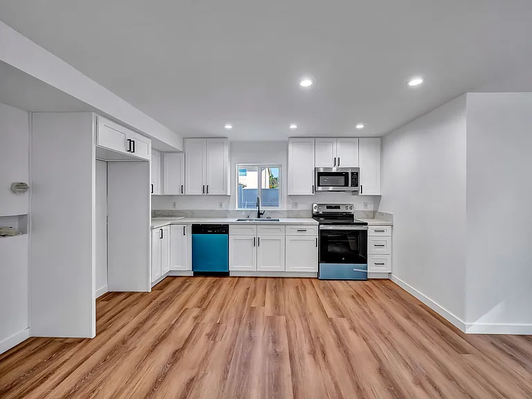 11845 Hamlin St — Photo 23