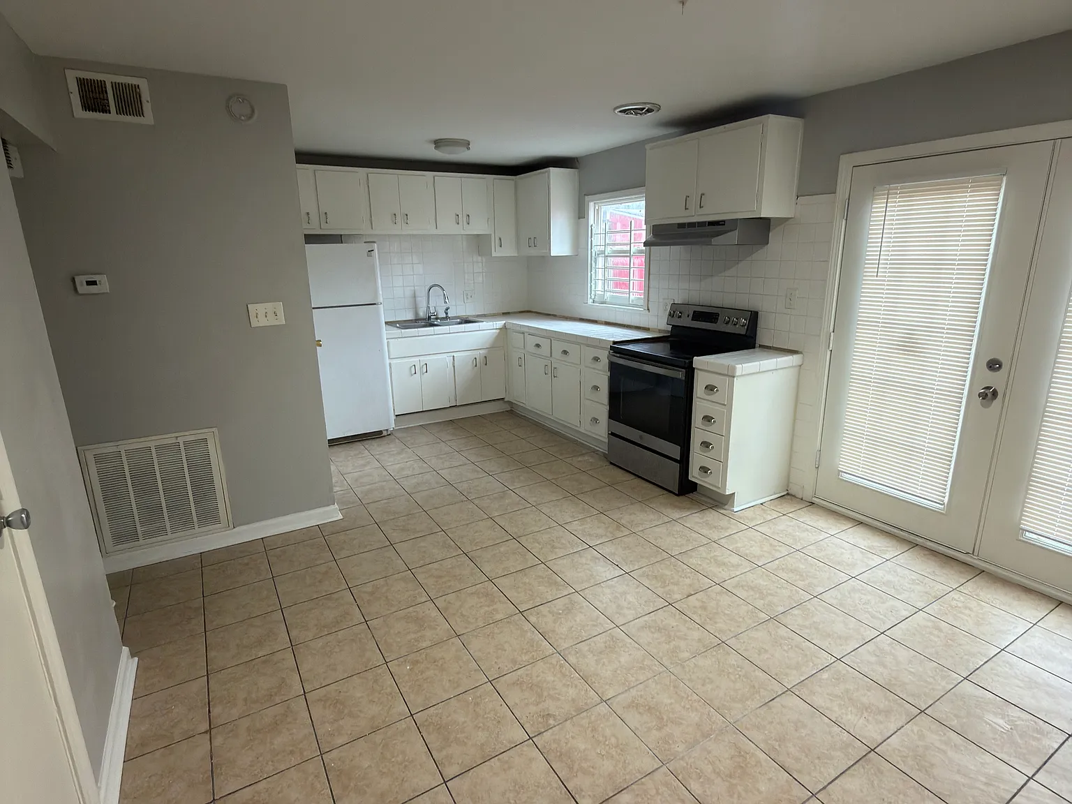 4 bed, 1.5 bath, 1386 sqft, $1,399 — Photo 3