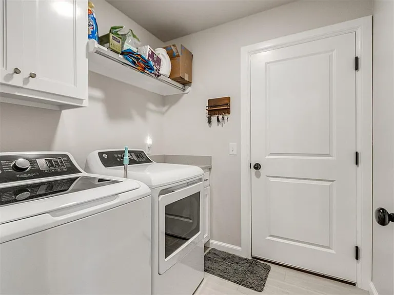10516 NW 33rd Pl — Photo 19