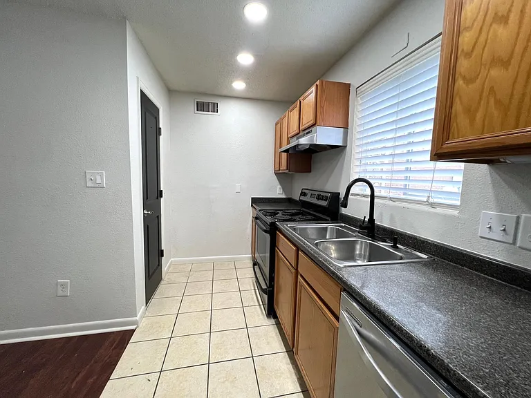 507 NW 39th Rd #124 — Photo 5