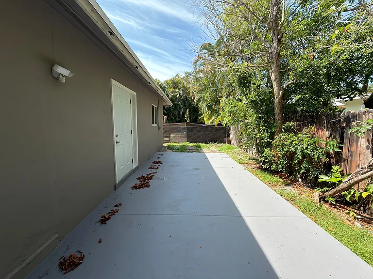 600 NW 18th St W — Photo 11