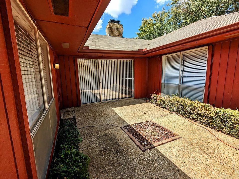 Court yard of 3650 Stables Ln