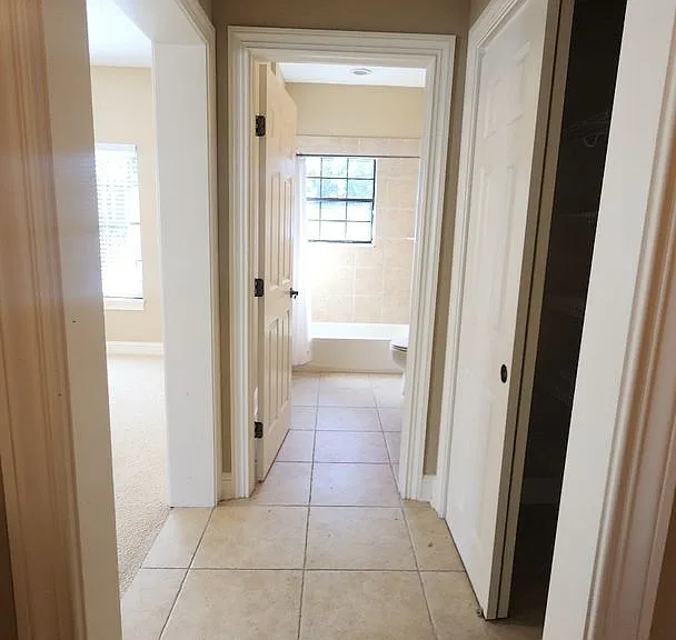 654 South Loop Pkwy — Photo 32