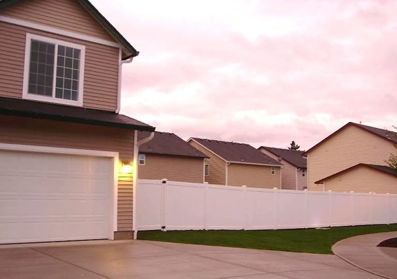 Spacious Landover Commons Home w/ Large Yard for Lease - 2715 NE 125th Ct — Photo 2