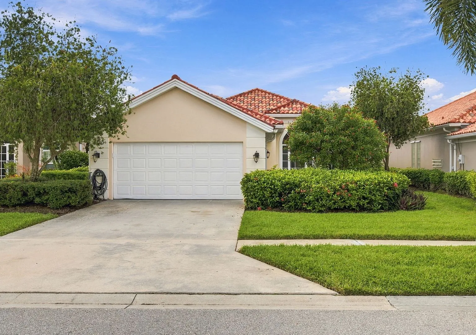 ** Village Walk ** 3 Bed + Den / 2 Bath - Pool - Amazing Amenties! - North Naples - Annual Rental — Photo 1