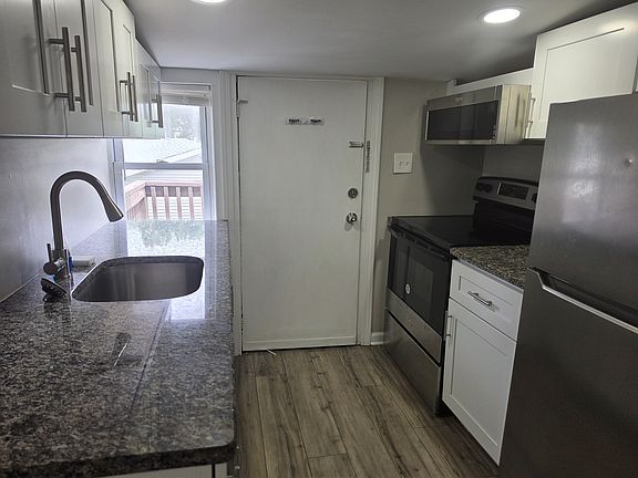 2nd image of 800 N Grove Ave #B