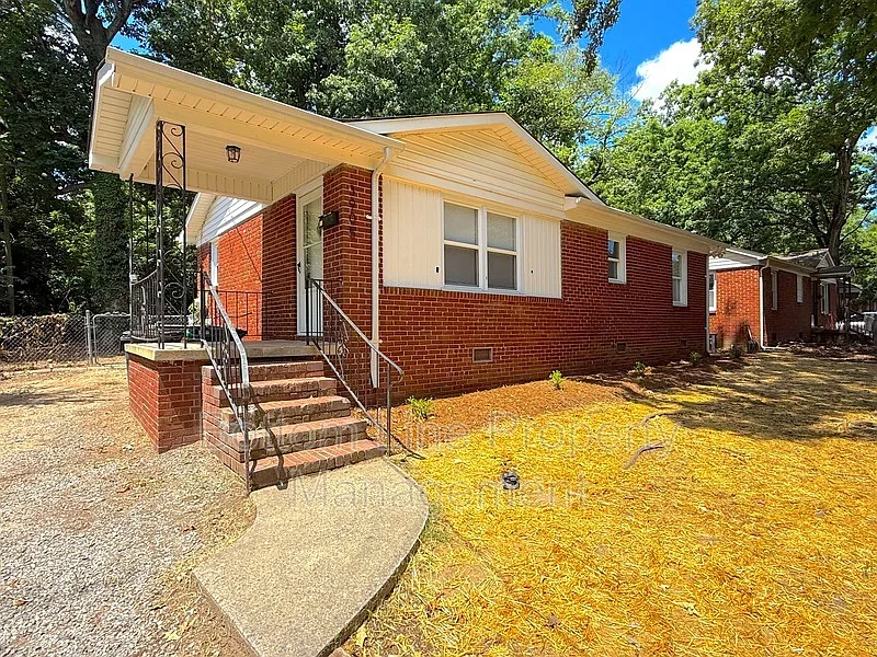 3 bed, 1.0 bath, 980 sqft, $1,425 — Photo 2