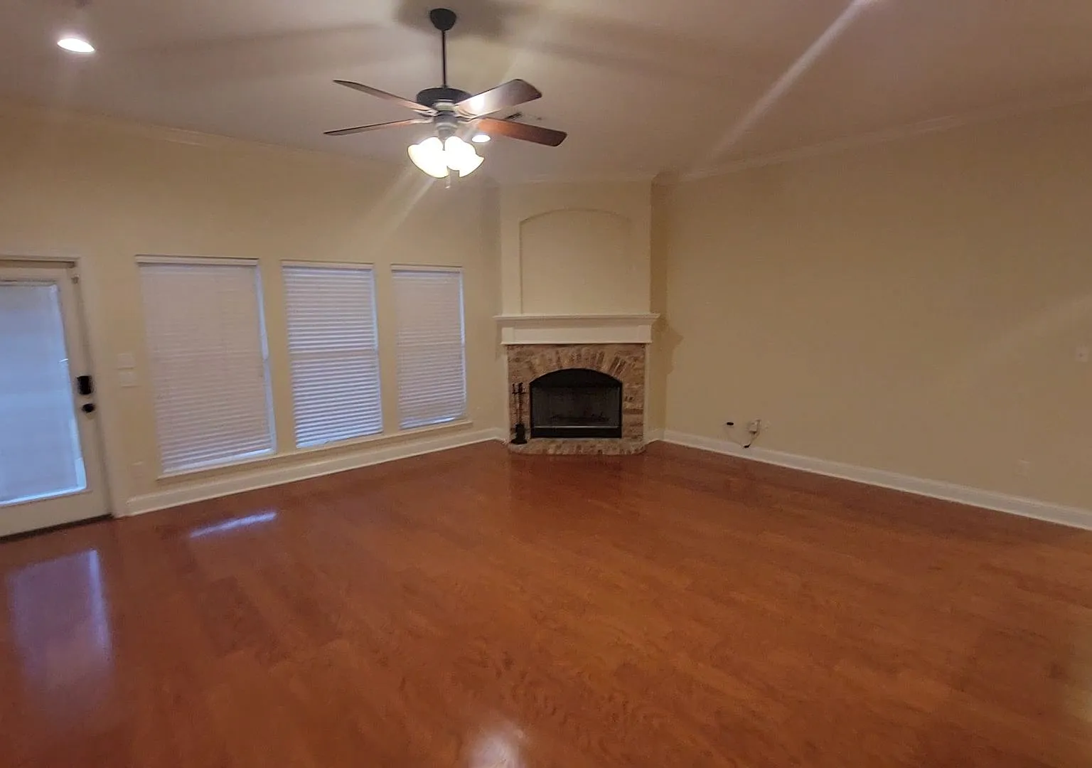 3 Bedroom 2 Baths 2008 sq/ft in Savannah Place — Photo 2
