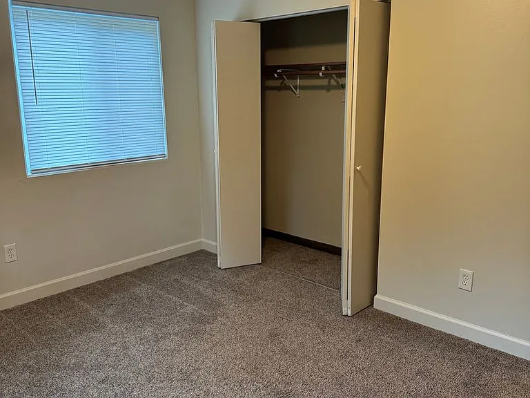 Colonial Apartments — Photo 9