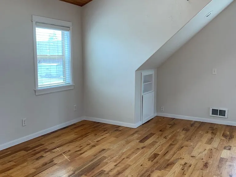 1347 Albany Ave — Photo 9