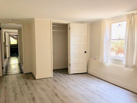 Bedroom (6'9" ceiling).