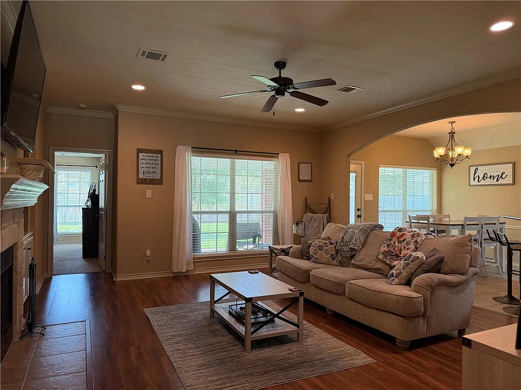 3 bed, 1622 sqft, $2,200 — Photo 3