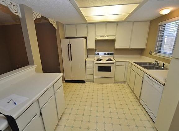 5th image of 800 Thistledown Dr