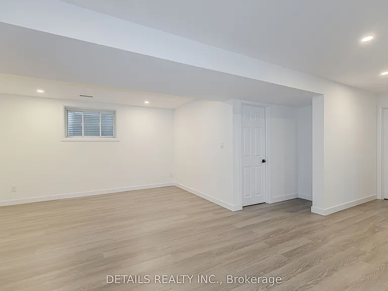 67 Viceroy Mews — Photo 35