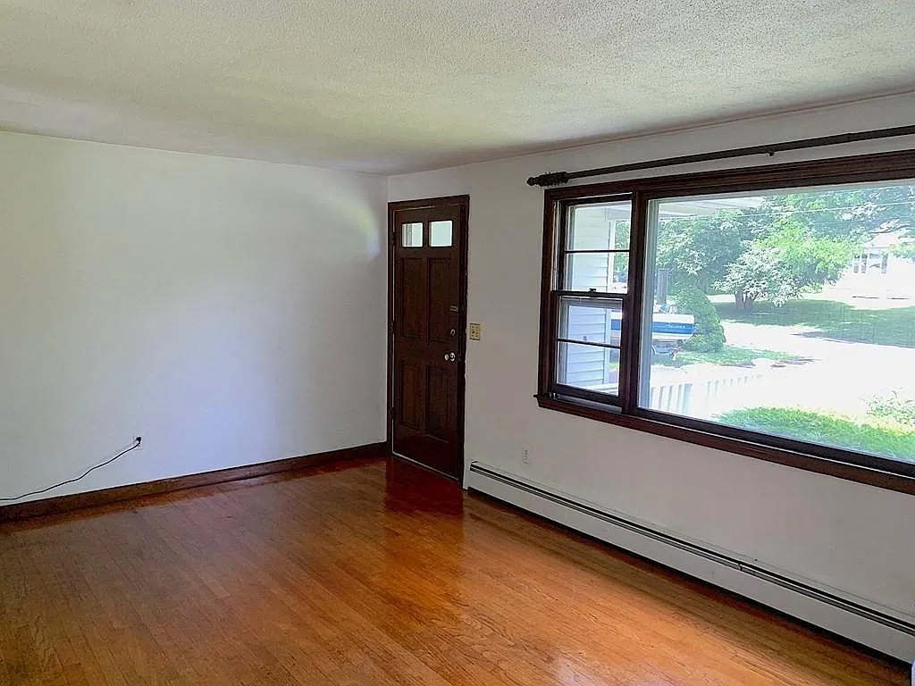 5 bed, 1740 sqft, $4,800 — Photo 2
